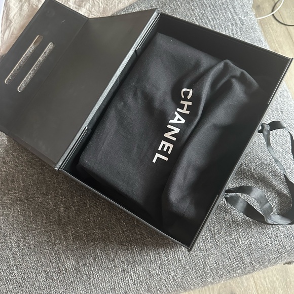 Black purse with box, dust bag, all cards and ribbon. - Picture 15 of 16